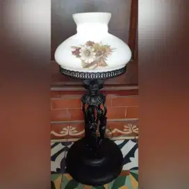 Lampu meja bahan logam tutup keramik antik T 66cm B 7kg