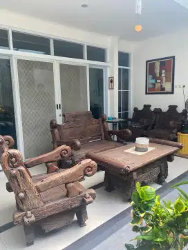 Kursi kayu antik