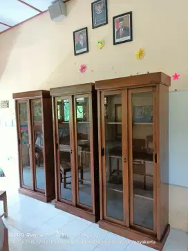 Almari sekolah jati