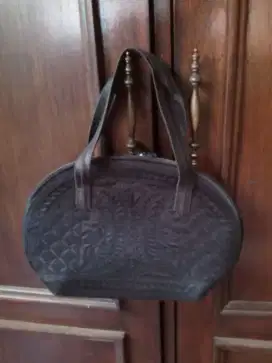 Tas tangan bordir hitam