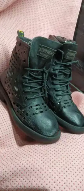 Sepatu boots cewe keren