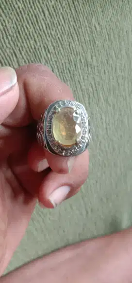 Dijual batu permata yellow sapphire Ceylon