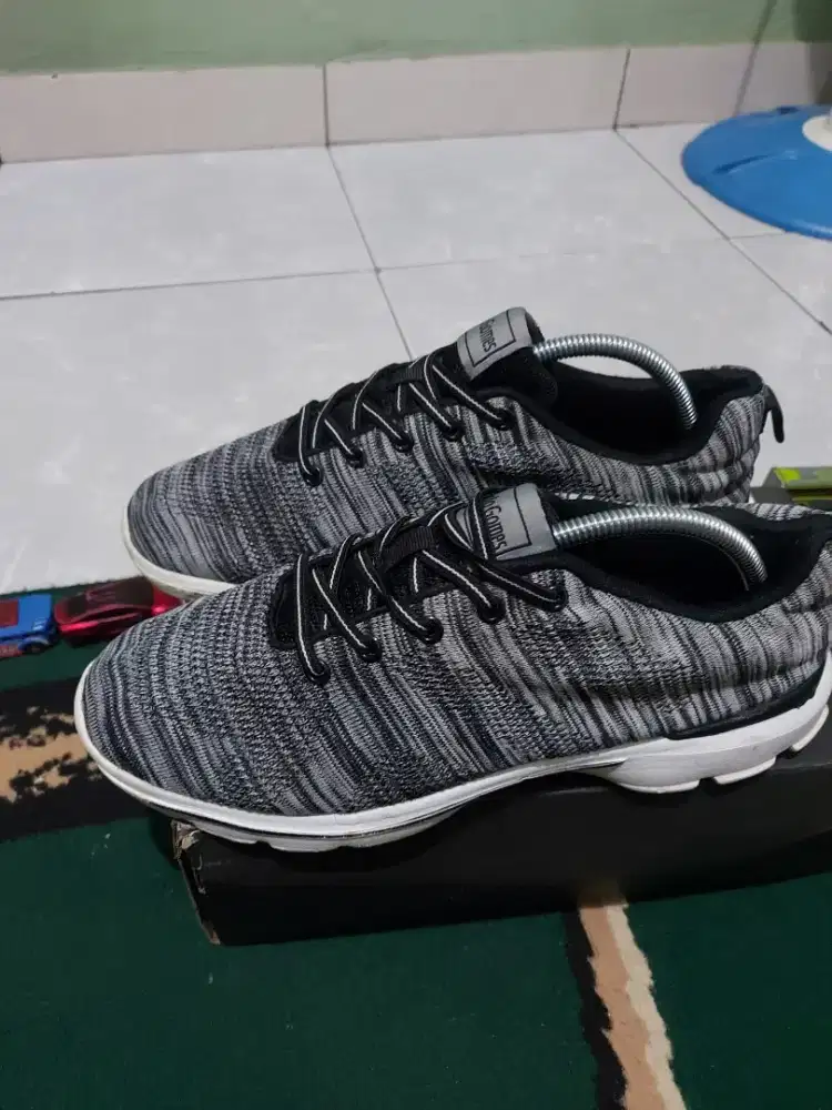 Sepatu running Paolo Gomes