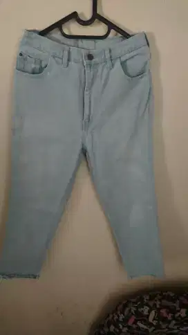 Celana Levis rawis