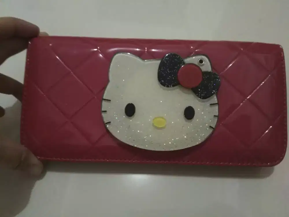 Dompet Hello kitty depan nya ada KACA Murmer!!!