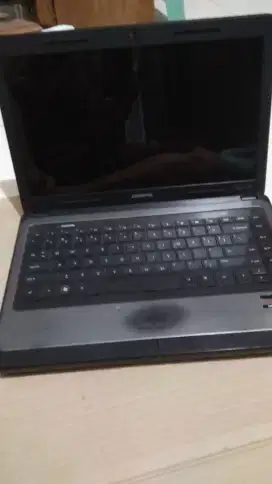 Laptop merek compaq warna hitam