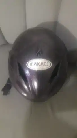 Helm makaci warna ungu