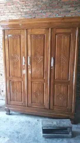 Lemari pakaian 3pintu full kayu jati.