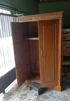 Lemari Pintu Dua Kayu Jati Motif Minimalis Finishing Natural Rustic