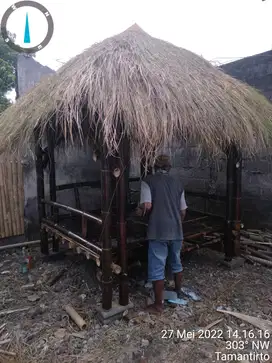 Gazebo Saung Bambu Hitam Nyentrik Kokoh Primitif