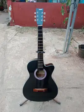 Gitar akustik hitam