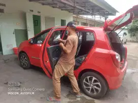 kaca film mobil dan gedung panggilan