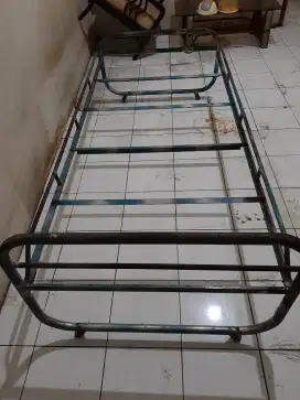 Ranjang besi 1 org (90×200) bisa dilipat/dibawa motor,sisa 4 buah .