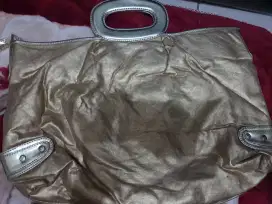 Tas kosmetik warna gold