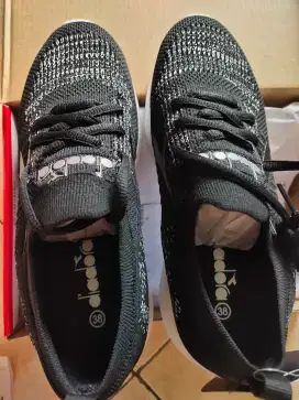 Sepatu Diadora warna hitam uk ,40