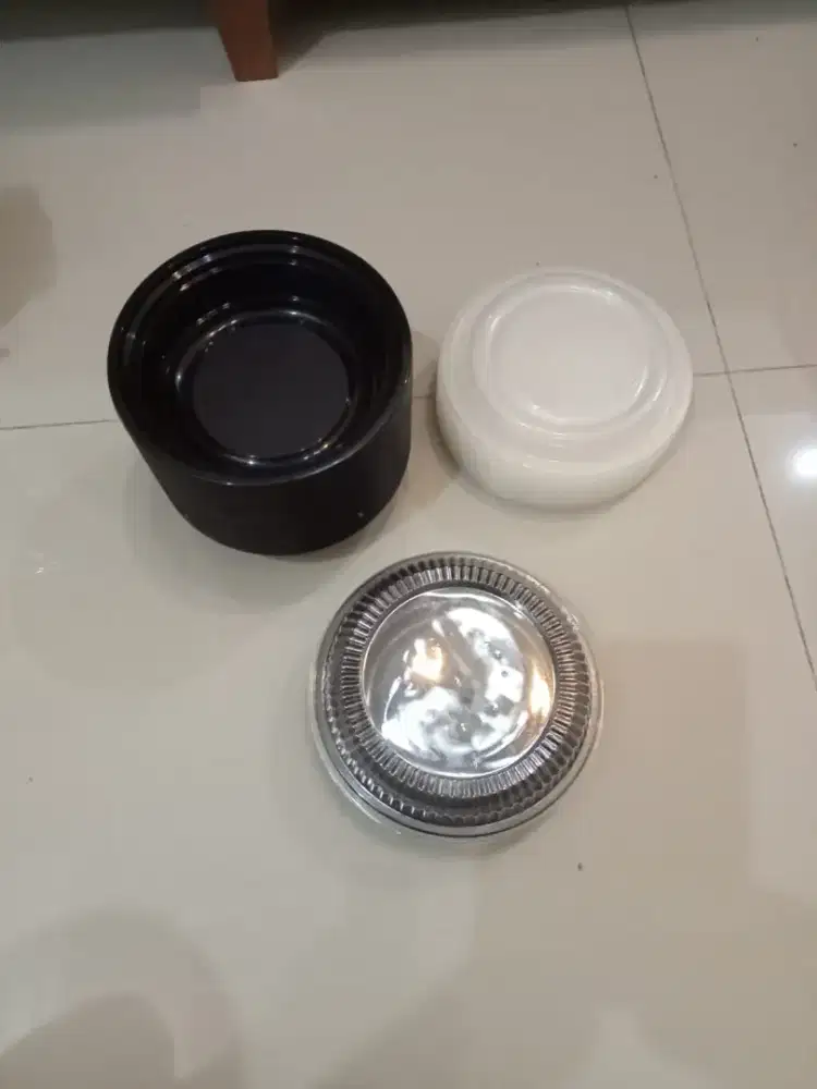 Tempat lucu seperti mangkok ada tutupnya