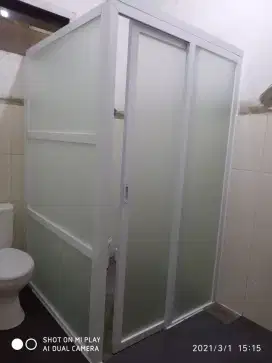 Skat kaca kamar mandi