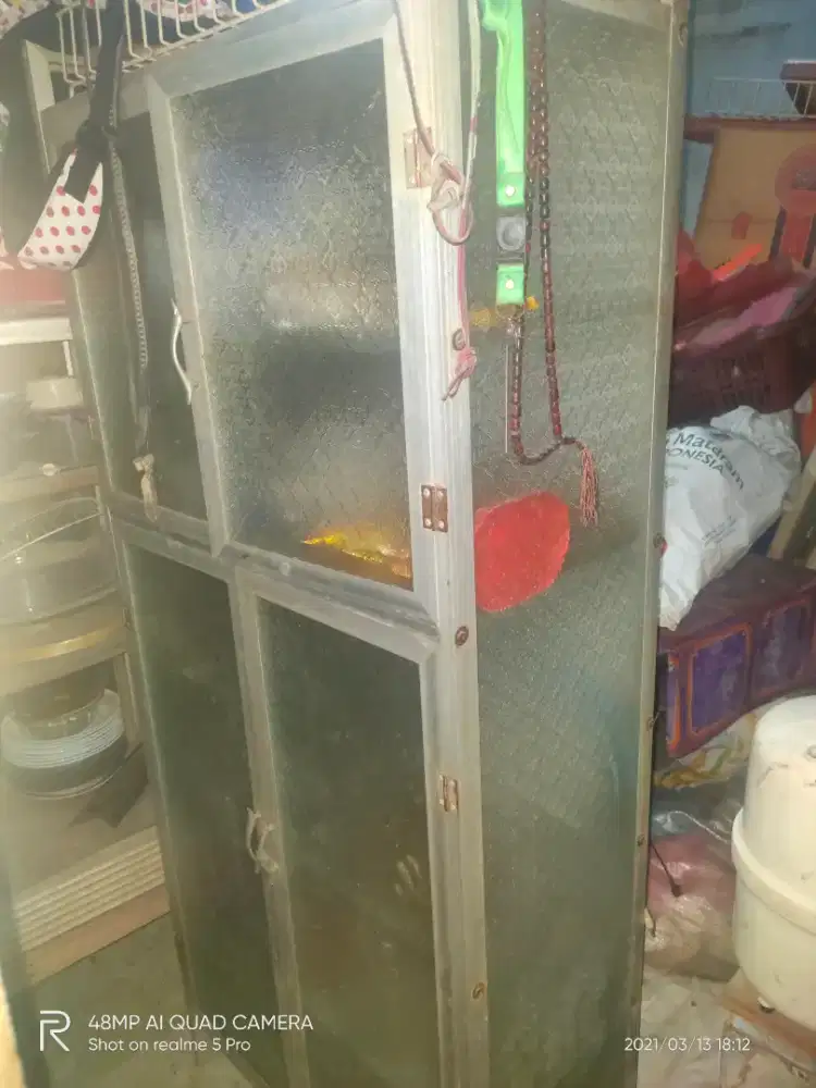 Dijual murah 2 Buah Lemari piring.