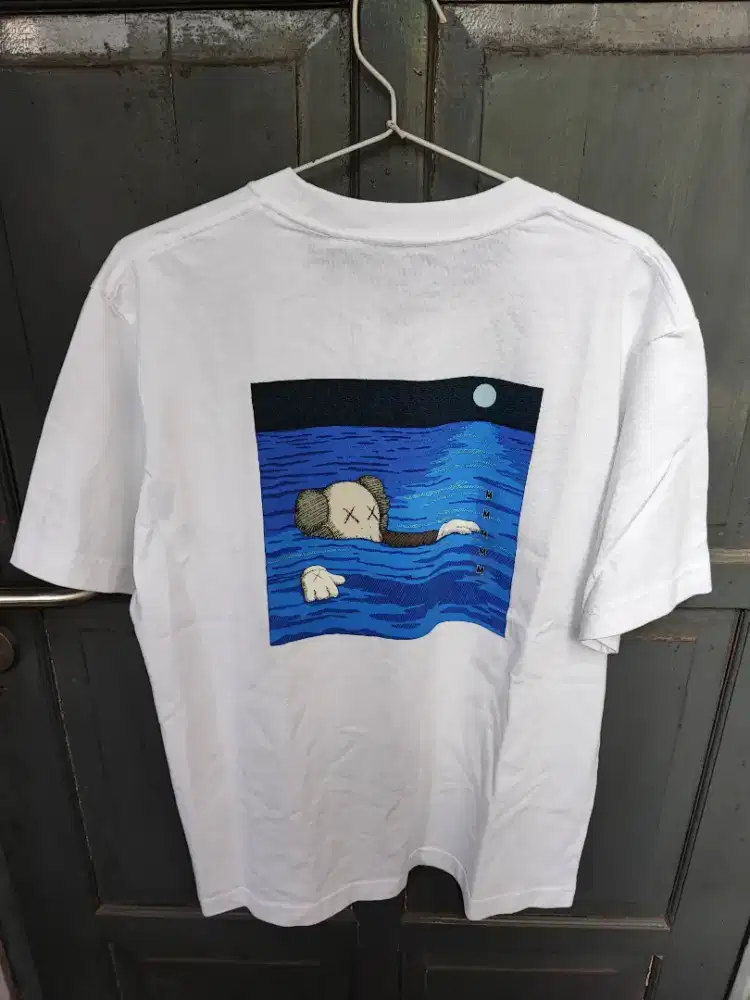 T-shirt Uniqlo UT x KAWS Phaidon Book Cover