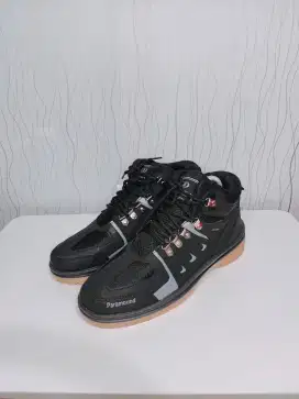 Sepatu boot hiking