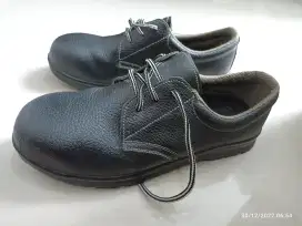 Sepatu safety size 43 Simon