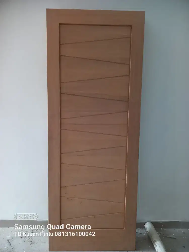 Pintu kayu kamper