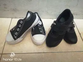 Sepatu sekolah anak