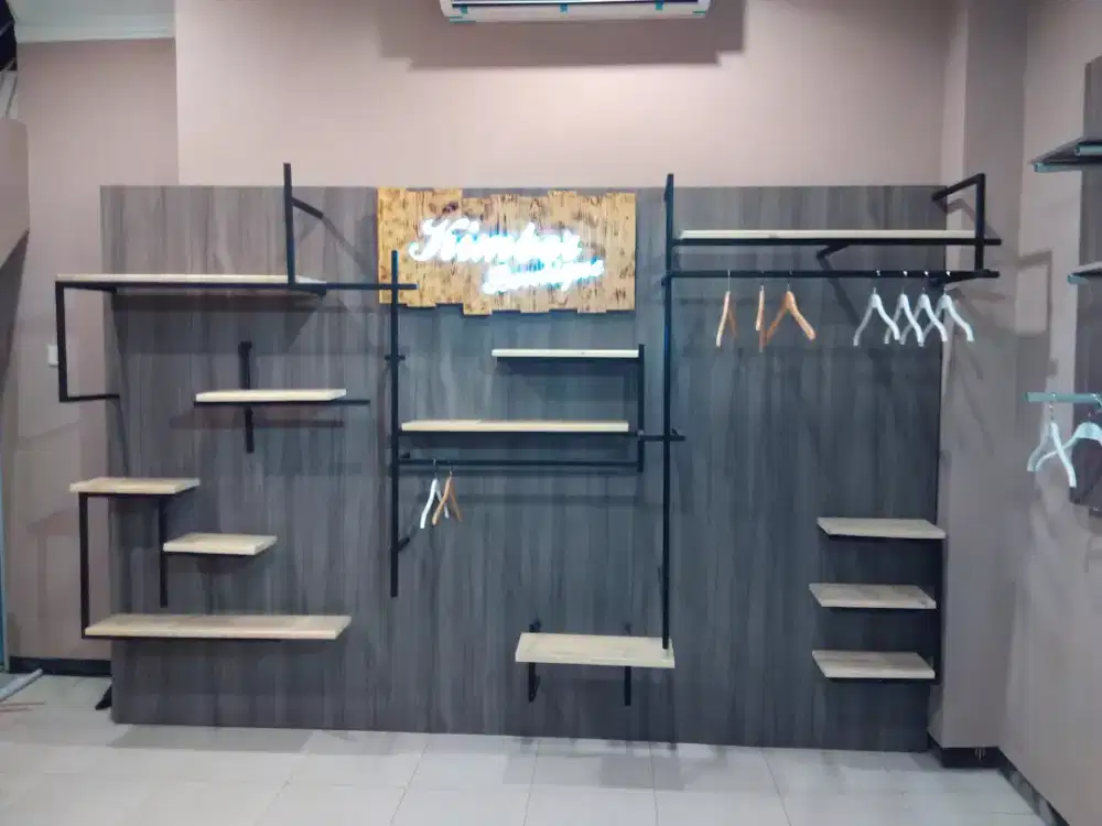 backdrop rak dan baju gantung display toko