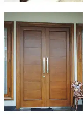 Pintu utama kupu tarung jati elegan