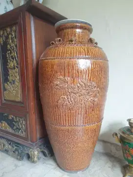 Guci antik besar