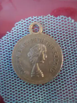 Liontin ratu Elizabeth 2