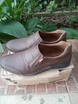 Sepatu Kickers Warna Coklat Size 43