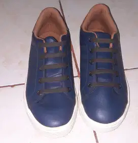 Sepatu jalan biru