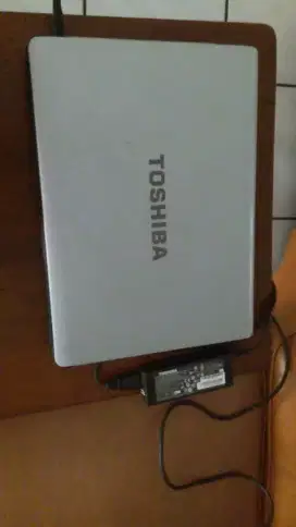 Laptop Toshiba L300 warna silver