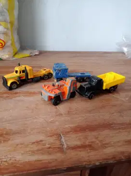Mainan Truk angkut 4 Pcs second