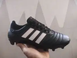 Sepatu bola kulit