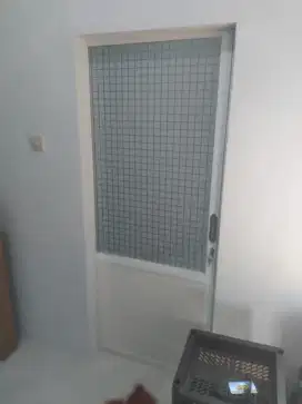 Pintu kamar mandi