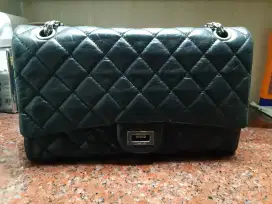 Tas hitam kotak kotak