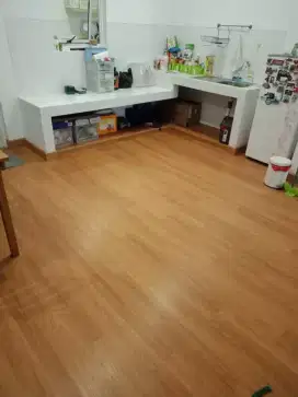 Vinyl plank PVC sudah termasuk pasang