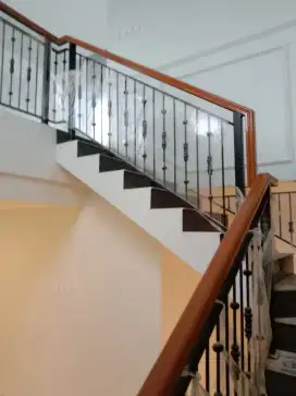 Railing tangga klasik minimalis ala rumah artis