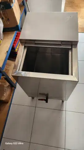 DIJUAL Box Ice BIN