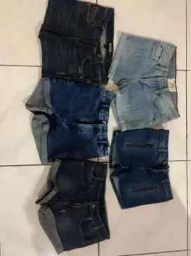 Celana Pendek Branded