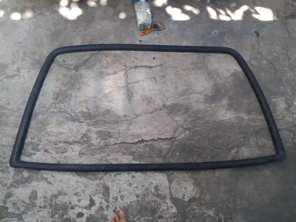 Karet kaca depan mobil panther masih orisinil bagus murah meriah