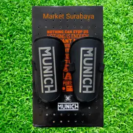 Deker tulang kering Futsal Munich hitam