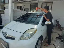 kaca film hitam menambah privasi mobil