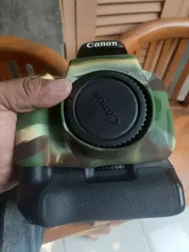 Batre grip canon BG E8