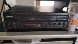 Laser disk vcd merek Pioneer tipe CLD 1720k hitam