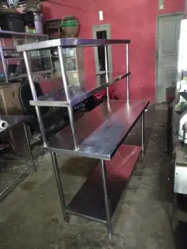 Meja stainless untuk dapur restoran