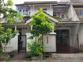 Rumah 2 Lantai Nyaman Dalam Komplek di Bintara