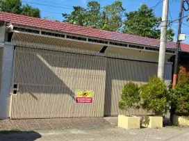 Dijual cepat rumah beserta isinya.